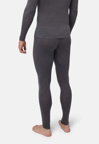 Figurbetontes, langärmliges Shirt und Leggings in Dunkelgrau, aus weichem Stoff mit strukturiertem Finish und minimalistischer Gestaltung, keine sichtbaren Logos.
