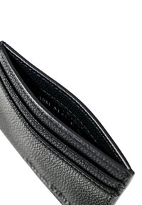 Portafoglio in pelle nera con superficie texturizzata, dotato di più scomparti per carte e un rivestimento interno morbido. Design compatto e elegante.