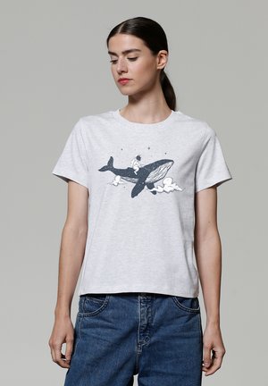 T-shirt en coton gris clair avec un graphique de baleine navy, un astronaute et des étoiles, col rond, manches courtes et coupe décontractée.