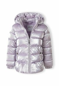 Veste matelassée lilas avec une finition brillante, capuche et fermeture éclair sur le devant. Comprend des poches latérales et des poignets élastiques.