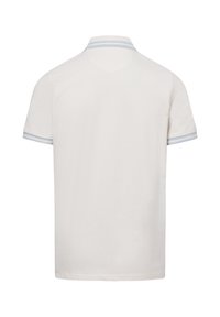 Witte polo met korte mouwen, voorzien van een lichtblauwe gestreepte kraag en manchetten, gemaakt van zachte katoen met een gladde textuur.