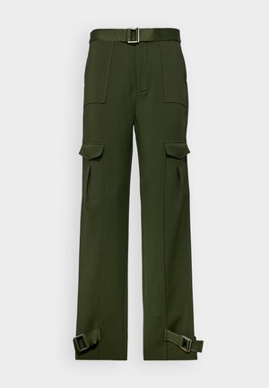 Grüne Cargo-Hosen aus strapazierfähigem Stoff. Merkmale sind ein Taillenbund mit Gürtel, mehrere große Taschen und verstellbare Riemen an den Knöcheln.