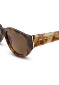 Sköldpaddsmönstrade solglasögon med tjocka bågar och bruna linser. Utrustade med en guldfinish och varumärket "KAPTEN & SON" på skaftet.