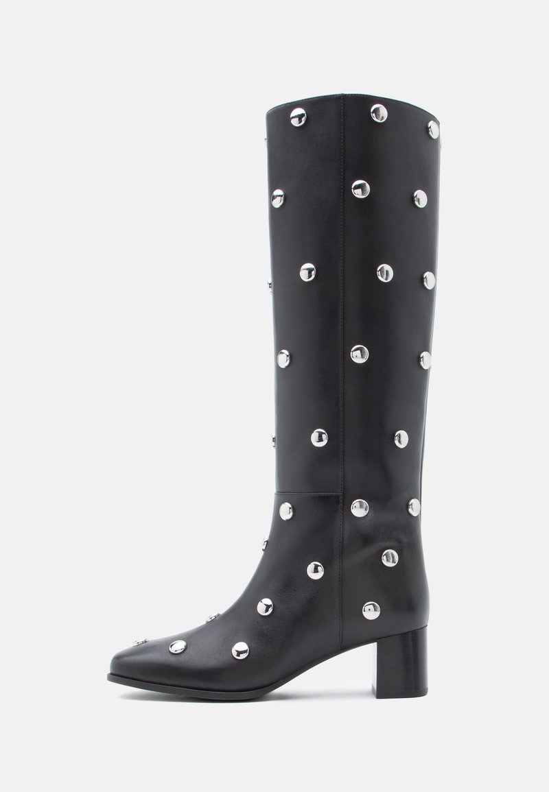 Bottes noires en cuir montantes jusqu'au genou, ornées de clous argentés disposés uniformément sur toute la surface, avec un bout carré et un talon bloc épais.
