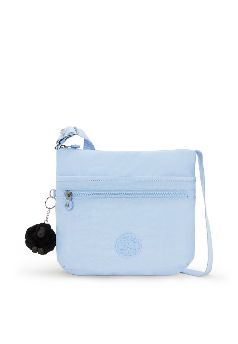 Borsa a tracolla azzurro chiaro realizzata in materiale morbido, con tasca frontale con zip, patch del logo e un charm peloso nero. Tracolla regolabile.