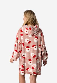Roze, oversized capuchonbadjas van zachte fleece, met een herhaald patroon van kerstmangezichten met rode hoeden. Lange mouwen, relaxte pasvorm.