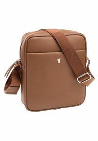 Borsa a tracolla in pelle sintetica marrone con forma rettangolare, chiusura con zip e tracolla regolabile con marchio. Presenta una tasca frontale.