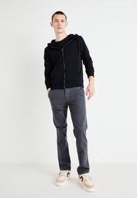 DOCKERS - Chinosy