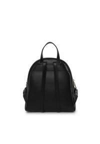 Zaino in pelle nera con un design strutturato, dotato di doppi manici superiori e spallacci. Texture liscia con sottili dettagli di cucitura.