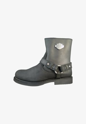 Botín negro de cuero hasta el tobillo con puntera redondeada, hebilla lateral, herrajes plateados y un acabado texturizado. Logotipo de Harley-Davidson en la parte frontal.