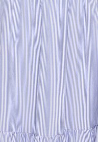 Tissu rayé vertical bleu et blanc avec des coutures froncées créant de doux plis et de la texture.