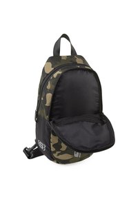 Mochila con patrón de camuflaje en tonos de verde y negro, que cuenta con un compartimento principal con cremallera y un asa superior para llevar.