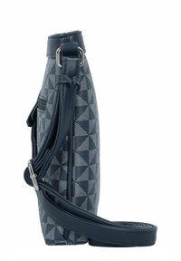 Navyblaue synthetische Tasche mit geometrischem Muster, strukturiertem Design, verstellbarem Tragegurt und silbernen Hardware-Akzenten.