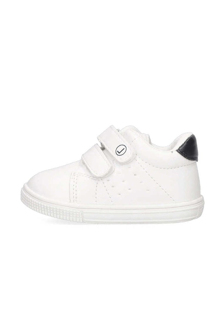 Zapatillas blancas para niños con dos correas de velcro, lados perforados y un acento en el talón negro. Suela de goma para tracción y soporte.