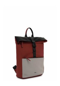 Zaino a roll-top rosso e grigio con una patta nera, tracolla regolabile e tasca frontale con zip che presenta l'etichetta del marchio "RUE 09". Texture liscia.