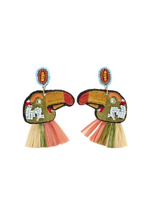 Kolorowe kolczyki w kształcie tukana z detalami z koralików i wielobarwnymi frędzlami wiszącymi pod haftowanymi główkami ptaków.