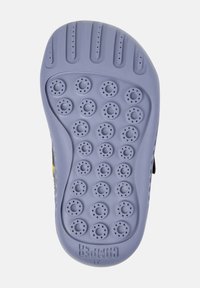 Sko-sula i ljuslila gummi, med runda grepppunkter och ventilationshål. Märkt med "Camper"-logotyp och storlek.