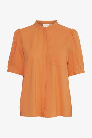 Blouse à manches courtes, de couleur orange vif, avec un col mandarin, une poche avant sur le côté gauche et un bouton de fermeture au col.