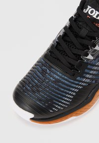 Adidași sport negri cu un upper texturat, accente albastre și albe, șireturi rezistente și o talpă din cauciuc cu detalii portocalii.
