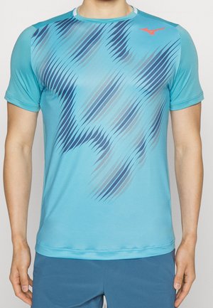 Camiseta atlética de color azul claro con mangas cortas. Presenta rayas diagonales en azul más oscuro y gris. Textura suave y cuello redondo.