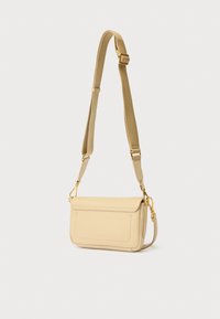 Δερμάτινο τσαντάκι τύπου χιαστί σε κρεμ απόχρωση με υφή, κλείσιμο με καπάκι, ρυθμιζόμενο υφασμάτινο λουρί και διακοσμητικά στοιχεία σε χρυσό τόνο.
