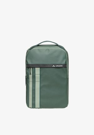 Grüner rechteckiger Rucksack mit Tragegriff oben, zwei vertikalen hellgrünen Streifen und VAUDE-Logo auf einem horizontalen schwarzen Riemen nahe oben.