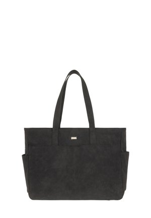 Sort taske lavet af glat kunstlæder med to bærehåndtag, en udvendig lomme og en subtil metallisk detalje foran.