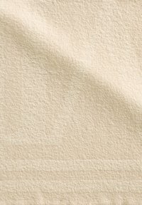 Crèmekleurige, gestructureerde stof met subtiele horizontale ribbels en een zacht, licht gerimpeld oppervlakpatroon.