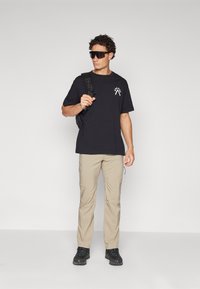 Peak Performance GRAPHIC TEE - Μπλουζάκι με στάμπα - black