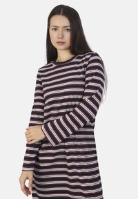 Langsleeve jurk met horizontale strepen in marineblauw, wit en bordeauxrood. Gemaakt van een lichtgewicht stof. Heeft een ronde halslijn en een ontspannen pasvorm.