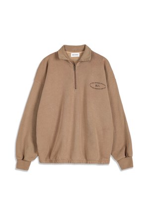 Sweat-shirt marron clair à fermeture éclair quart, manches avec poignets et logo texte sur la poitrine gauche indiquant "LET THE MYSTERY FIND YOU B.C."