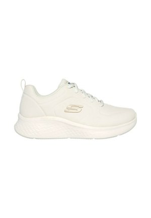 Zapatillas deportivas blancas con una parte superior transpirable, puntera redondeada y entresuela texturizada. Cuenta con un logo en el lateral y cierre con cordones.