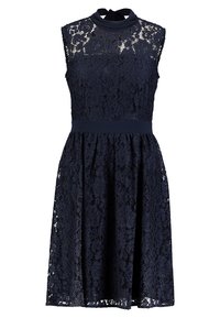 Ärmlös marinblå spetsklänning med hög hals, blommönster, åtsittande midja och knälång kjol.
