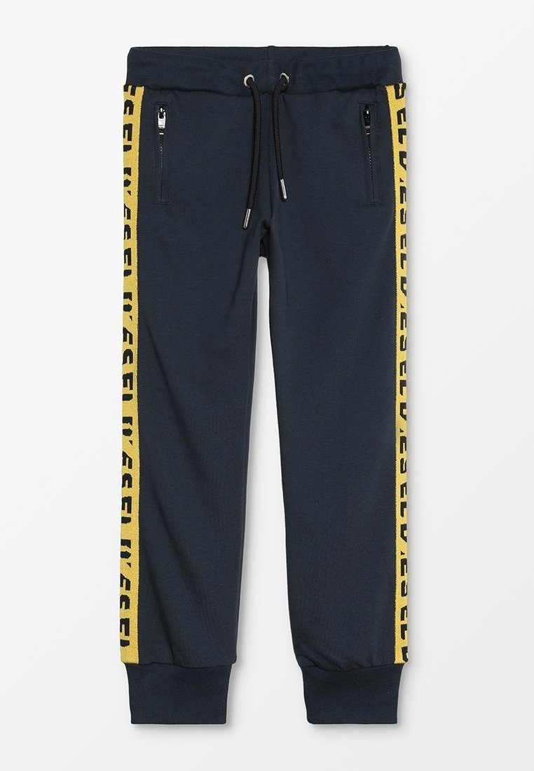 Marinblå sweatpants med elastiskt midjeband och svart dragsko; har en gul logostrip längs sidorna; två fickor med dragkedja.