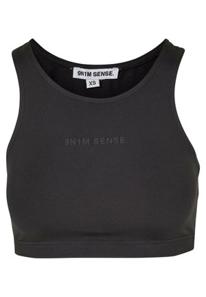 Sutien sport negru cu un design ajustat, guler rotund și logo-ul "9N1M SENSE" imprimat subtil pe față. Materialul pare neted și elastic.