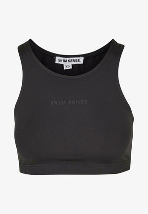 Czarny stanik sportowy o dopasowanym kroju, okrągłym dekolcie i subtelnie nadrukowanym z przodu logo "9N1M SENSE". Tkanina sprawia wrażenie gładkiej i elastycznej.