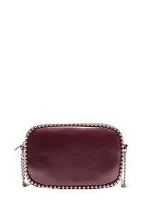 Bordeaux læder crossbody taske med en glat overflade, rektangulær form, hardware i sølvfarve og perlekant langs kanten.