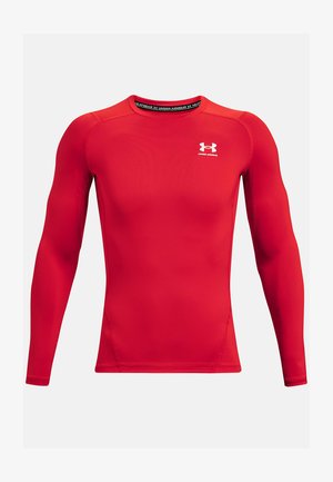 Camiseta deportiva de manga larga roja con un ajuste ceñido, hecha de material suave. Presenta un cuello redondo y un logo blanco en el pecho.