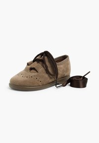 Zapato de ante marrón con detalles perforados, suela de goma y cordones marrones. Diseño flexible e incluye un cordón de satén a juego.