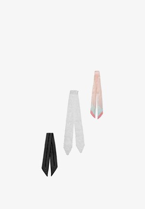 Drie smalle sjaals die apart hangen: zwart met witte strepen, witte kant met bloemenpatroon en roze met diagonale strepen en blauwe uiteinden.