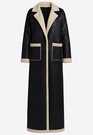 Langer schwarzer Ledermantel mit beigem Lammfellkragen, -manschetten und -taschenrand. Mit offenem Vorderteil und zwei großen Vordertaschen.