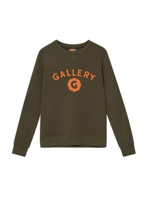 Olivengroene lange mouwen trui met oranje "GALLERY" tekst en een gestileerd "G" logo gedrukt op de voorkant.