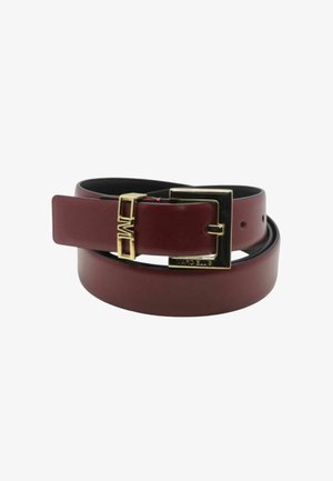 Cintura in pelle bordeaux con fibbia in metallo dorato. La cintura presenta una texture liscia e un design elegante con un accento di logo distintivo.