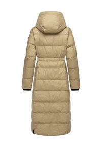 Lange beige pufferjas met een capuchon, getailleerde taille en elastische manchetten. Heeft een horizontaal quiltpatroon en een gladde, glanzende textuur.