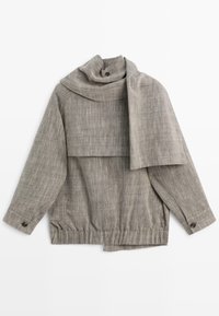 Giacca grigia a maniche lunghe con ampio colletto a sciarpa, polsini con bottoni e fascia elastica in vita, distesa su uno sfondo bianco.