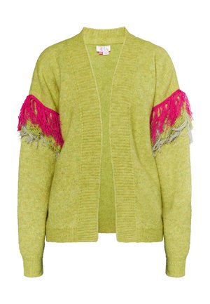 Cardigan verde lavorato a maglia con apertura frontale; presenta accenti a frange fucsia e grigi sulle maniche; texture morbida, vestibilità rilassata e bordi a coste.