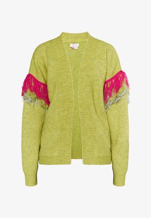 Grøn strikket cardigan med åben foran; har lyserøde og grå frynser på ærmerne; blød tekstur, afslappet pasform og ribbede kanter.