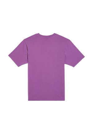 Kortärmad T-shirt i enfärgad lila tyg, med rundad halsringning och en enkel baksida utan mönster eller dekorationer.