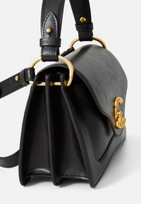 Borsa a tracolla in pelle nera con design strutturato, dettagli in metallo dorato, doppio scomparto e tracolla regolabile.