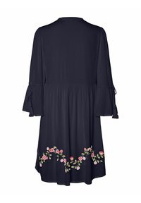 Ciemnoniebieska sukienka z rękawami o długości trzech ćwierci w kształcie dzwonu. Posiada kwiatowy haft w odcieniach różu i zieleni na dole. Wykonana z lekkiego materiału.